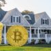 Casa soñada y pila de bitcoins. Composición por CriptoNoticias. Fuentes: Teddy / rawpixel.com ; todd kent /  unsplash.com
