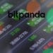 Mercado de acciones y logo de bitpanda. Composición por CriptoNoticias Fuentes:  leungchopan  /  elements.envato.com  ;  bitpanda /  bitpanda.com .
