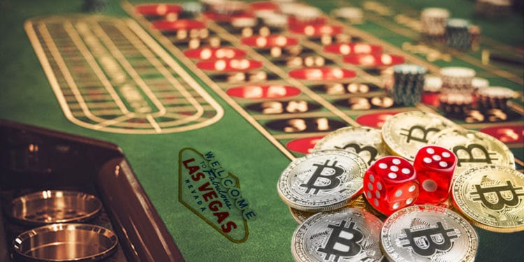 Mesa de juegos con bitcoin y logo de las vegas