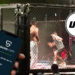 Pelea de UFC con su respectivo token y mano sosteniendo teléfono con pantalla de socios.com.