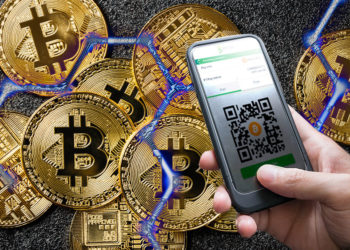 Criptomonedas y bitcoins con red hexagonal azul y mano con celular con BTCpay