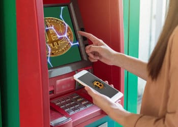 Cajero con bitcoins.