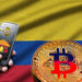 Bandera de Colombia y bitcoin, mano sosteniendo teléfono con app de Binance, su logo y logo de Davivienda.