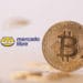 Bitcoins y logo de Mercado Libre.