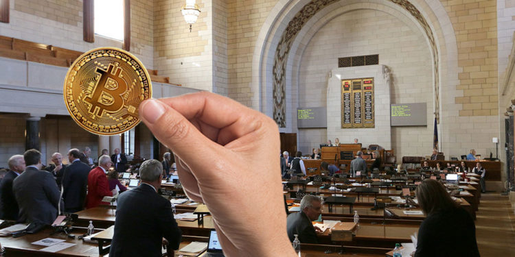 “Si la enmienda se convierte en Ley, bancos, comercios y aseguradoras de Nebraska pronto podrán aceptar Bitcoin.”. Fuentes:  nebraskalegislature  ;  pngegg.com  ;  Johnstocker  /  elements.envato.com .