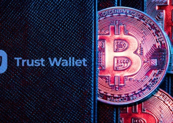 Billetera con bitcoins y logo de Trust Wallet.