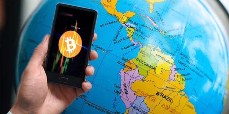 Mapa de Latinoamerica y teléfono con gráfico y logo de Bitcoin.