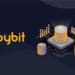 Logo de Bybit Exchange al lado de pilas de bitcoins