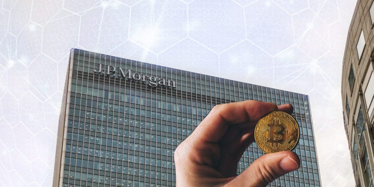 Edificio de JP Morgan con red hexagonal de fondo y mano sosteniendo bitcoin.