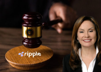 Mesa con maso de juz del SEC sobre logo de Ripple y Rosa Gumataotao Ríos
