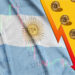 Bandera de Argentina, bitcoins y gráfico bursátil en picada.