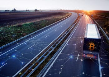 Autopista libre con bitcoin y redes tecnológicas.
