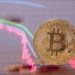 Bitcoin con gráfico de baja.