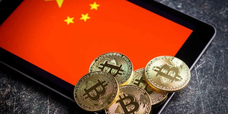 Bitcoins y bandera de China.