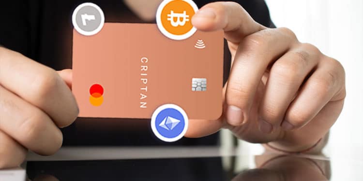 Mano sosteniendo tarjeta de Criptan.