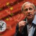 Ray Dalio con Yuan digital, dinero y bandera de China.