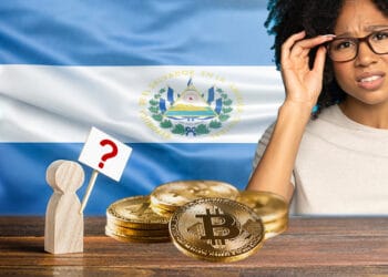Personas cuestionando bitcoin en El Salvador.