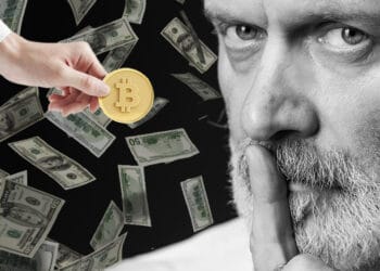 Hombre pidiendo silencio con lluvia de dólares al fondo y mano sosteniendo bitcoin.