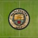 Campo de fútbol con logo e Manchester City.