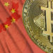Bitcoin sobre bandera de China y mapa de Mongolia Interior.
