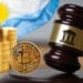 Maso de juez con ícono de banco, criptomonedas y btc con bandera de Argentina de fondo.