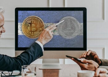 Pantalla con bandera de El Salvador, con btc y colon.