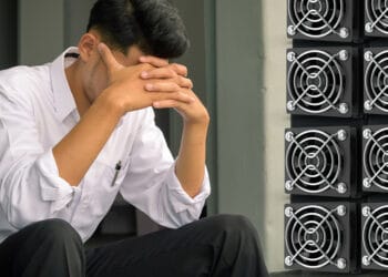 Mineros y persona lamentándose.