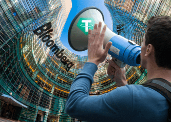 Persona protestando con logo de Tether a edificio con logo de Bloomberg