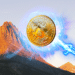 Bitcoin subiendo montaña con rayo.