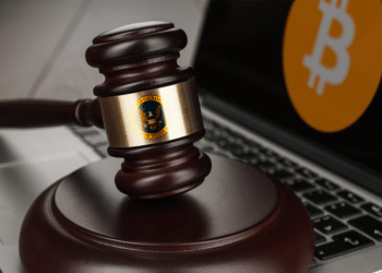 Mazo juez y logo de la SEC sobre laptop con logo BTC.