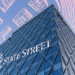 Edificio y bitcoin con logo State Street.
