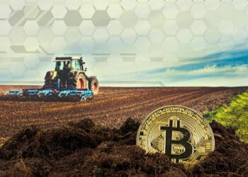 Tractor en campo y BTC sobre tierra.