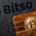 Bitso en el fondo, con wallet de Chivo y BTC.