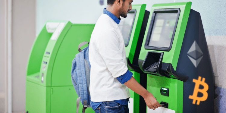 BTC y ether en ATM con bandera Honduras al fondo.