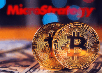 BTC, dólares y logo Microstrategy.