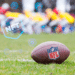 NFT y balón de fútbol con logo de NFL.