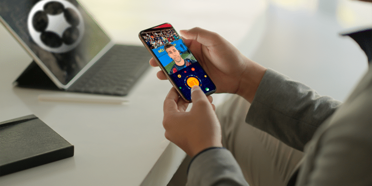 Selfie de Piqué en celular y NFT, logo de Sorare.