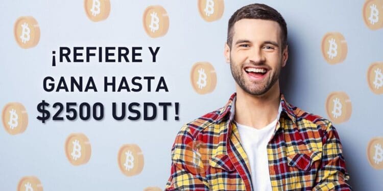 Hombre sonriente con muchas monedas Bitcoin detrás