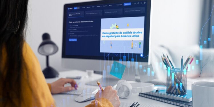 Mujer frente a pantalla de computador en escritorio