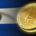 Poco a poco, la duda se convierte en curiosidad sobre bitcoin entre los salvadoreños. Composición por CriptoNoticias. Fuentes:  flydragon  /  stock.adobe.com .