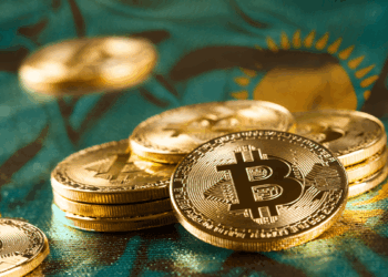 monedas de Kazajistán junto a monedas físicas de BTC.