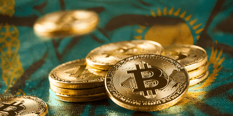 monedas de Kazajistán junto a monedas físicas de BTC.