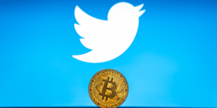 Alto ejecutivo financiero de Twitter niega la adopción de bitcoin por parte de la empresa. || Bitcoin on a stack of coins with Twitter logo on a laptop screen. SLOVENIA, LJUBLJANA - 24 02 2019
Por 24K-Production