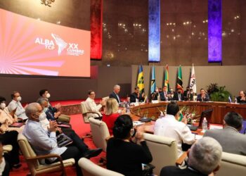 Maduro propone usar el sucre como moneda digital regional.