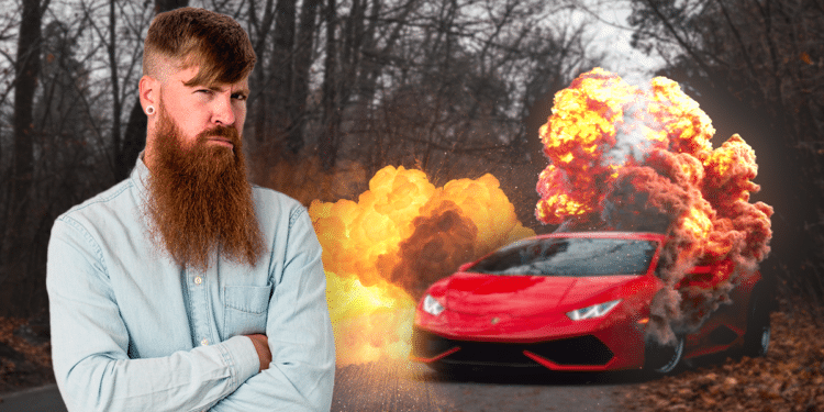 Lamborghini explota y persona cuestiona.