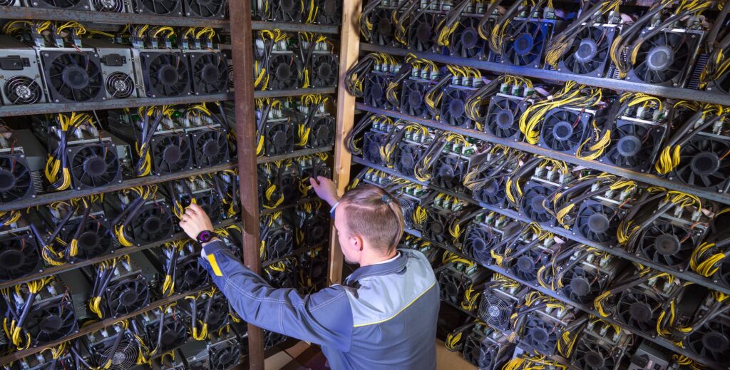 El personal especializado se encarga de hacer mantenimiento a los equipos ASIC de manera periódica - Granja de minería de Bitcoin
