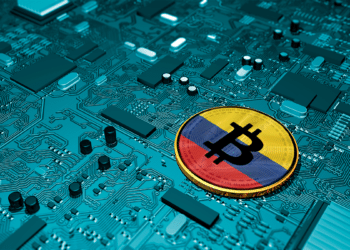 moneda de bitcoin con colores de la bandera de colombia sobre placa electrónica