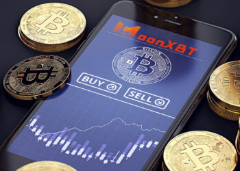 Monedas de bitcoin alrededor de un teléfono celular