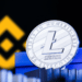 Un Litecoin y el logo de Binance.