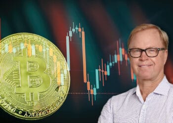 Jurrien Timmer junto a moneda de bitcoin con gráfico de precio en el fondo